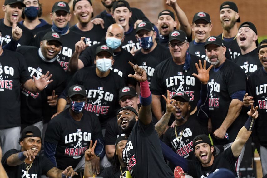 El dominicano Marcell Ozuna finge tomar una selfie con sus compa&ntilde;eros de los Bravos de Atlanta, que eliminaron a los Marlins de Miami el jueves 8 de octubre de 2020 en la serie divisional de la Liga Nacional&nbsp;