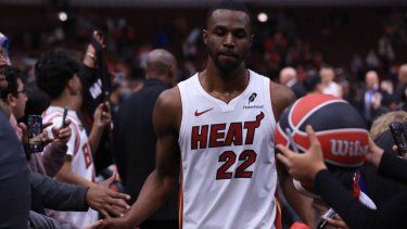 El jugador Andrew Wiggins, del Heat de Miami, saluda a los fanáticos luego de una victoria de su equipo ante los Bulls de Chicago, el 16 de abril de 2025.