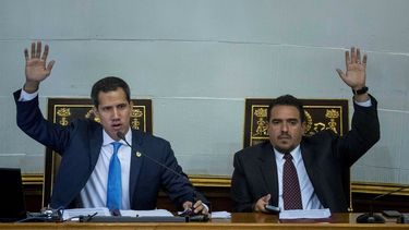 El presidente encargado de Venezuela y líder del Parlamento, Juan Guaidó (izq.), y el segundo vicepresidente de la Asamblea Nacional, Stalin González, participan en una sesión de la AN en Caracas.