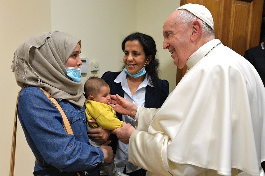 Esta fotografía tomada por los medios de comunicación del Vaticano y publicada el 3 de diciembre de 2021 muestra al Papa Francisco (R) reuniéndose con migrantes en la Nunciatura Apostólica en Nicosia, Chipre. &nbsp;