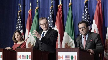 La ministra canadiense de Asuntos Exteriores, Chrystia Freeland; el representante de Comercio Exterior de EEUU, Robert Lighthizer, y el secretario de Economía mexicano, Ildefonso Guajardo, tras la ronda de renegociación del Tratado de Libre Comercio de América del Norte (TLCAN) en octubre de 2017, en Washington.