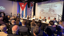 Panelistas durante el debate político en el foro.
