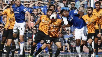 El zaguero colombiano Yerry Mina (tercero a la derecha) cabecea el balón en el partido por la Liga Premier inglesa ante Wolverhampton en Liverpool, el sábado 1 de septiembre de 2019. El zaguero colombiano Yerry Mina (tercero a la derecha) cabecea el balón en el partido por la Liga Premier inglesa ante Wolverhampton en Liverpool, el sábado 1 de septiembre de 2019.