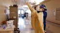 La enfermera Monica Quintana se pone trajes de protección antes de ingresar a una sala del hospital William Beaumont, en Royal Oak, Michigan. La enfermera Monica Quintana se pone trajes de protección antes de ingresar a una sala del hospital William Beaumont, en Royal Oak, Michigan.