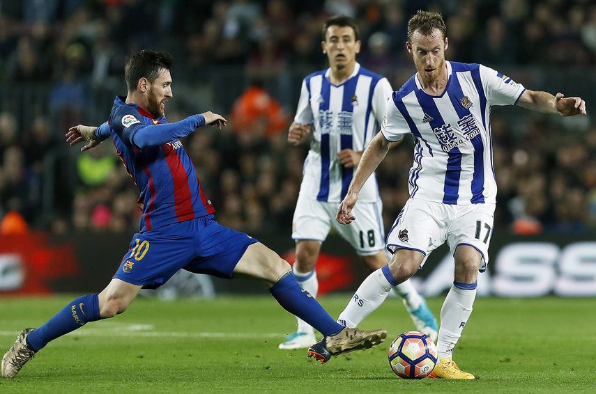 El argentino Lionel Messi &nbsp;disputa el balón con el centrocampista de la Real Sociedad, David Zurutuza.&nbsp;