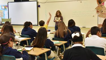 Alumnos prestan atención a la profesora en un aula de la escuela Coral Way Bilingual K-8 Center. (GISELLE SANTALUCCI)