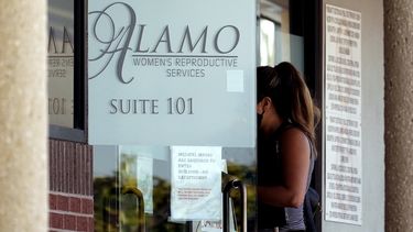 Una mujer ingresa a una clínica de Alamo Womens Reproductive Services, el jueves 7 de octubre de 2021, en San Antonio, Texas, un día después de que un juez federal suspendió una ley del estado que prohibía la mayoría de los abortos.&nbsp;