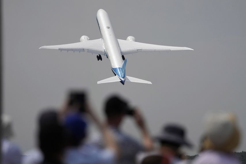 Un avión Boeing 777X despega de Farnborough, Inglaterra, el lunes 18 de julio de 2022, durante la Feria Aérea de Farnborough.&nbsp;