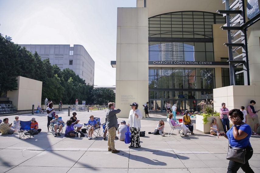 Decenas de personas esperan para asistir a un acto de campaña en el centro de convenciones de Charlotte, Carolina del Norte, durante las elecciones por la presidencia de EEUU en 2016.