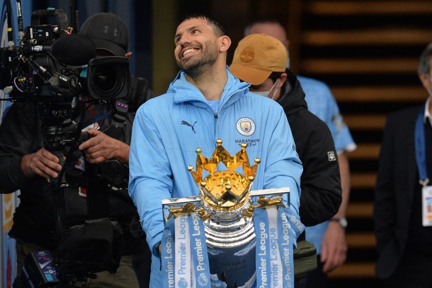El delantero argentino del Manchester City Sergio Agüero posa con el trofeo de la Premier League durante la ceremonia de entrega de premios tras el partido de fútbol de la Premier League inglesa entre el Manchester City y el Everton en el Etihad Stadium de Manchester, noroeste de Inglaterra, el 23 de mayo de 2021. &nbsp; &nbsp; &nbsp; &nbsp;