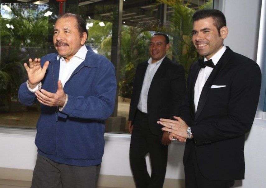 El dictador sandinista Daniel Ortega junto a su hijo Laureano Ortega Murillo, a quien, según algunos analistas, sus padres ya de edad avanzada pretenden heredar el poder.