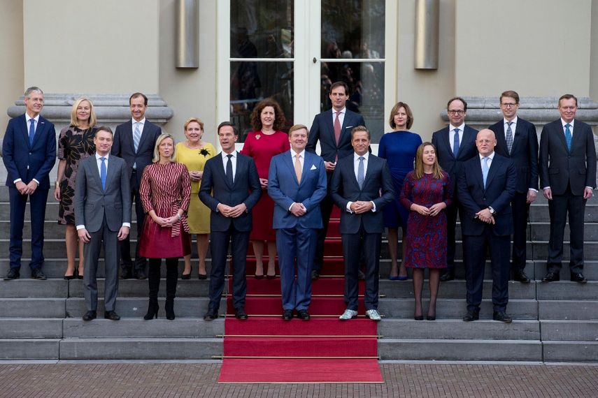 ARCHIVO - En esta foto de archivo del 26 de octubre de 2017, el primer ministro Mark Rutte, centro izquierda, y el rey Guillermo Alejandro, centro, posan con los ministros para la foto oficial en la escalinata del palacio real en La Haya, Holanda. El gobierno en pleno renunció el viernes 15 de enero de 2021 al hacerse responsable de un escándalo relacionado con el bienestar de menores.