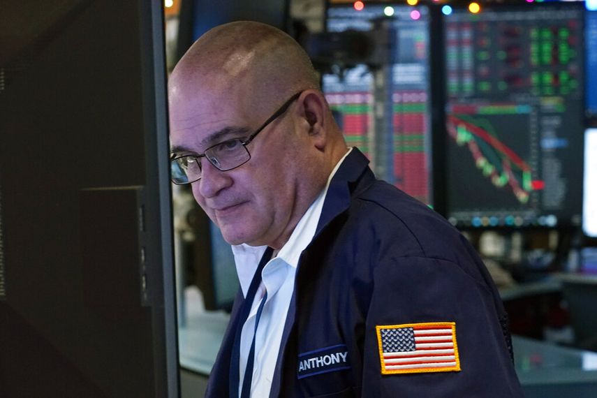 Un corredor de la Bolsa de Nueva York observa una pantalla.