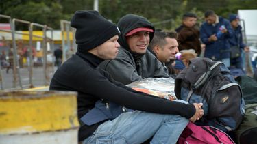 Inmigrantes venezolanos esperan respuesta de las autoridades para ingresar a&nbsp;Ecuador&nbsp;sin pasaporte.