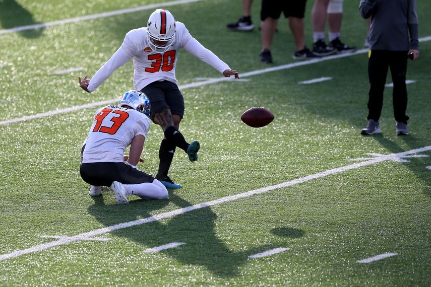 El pateador José Borregales de Miami, Florida (30) patea un gol de campo. Ahora tendrá ese rol en el equipo de Tom Brady, los Buccaneers de Tampa Bay
