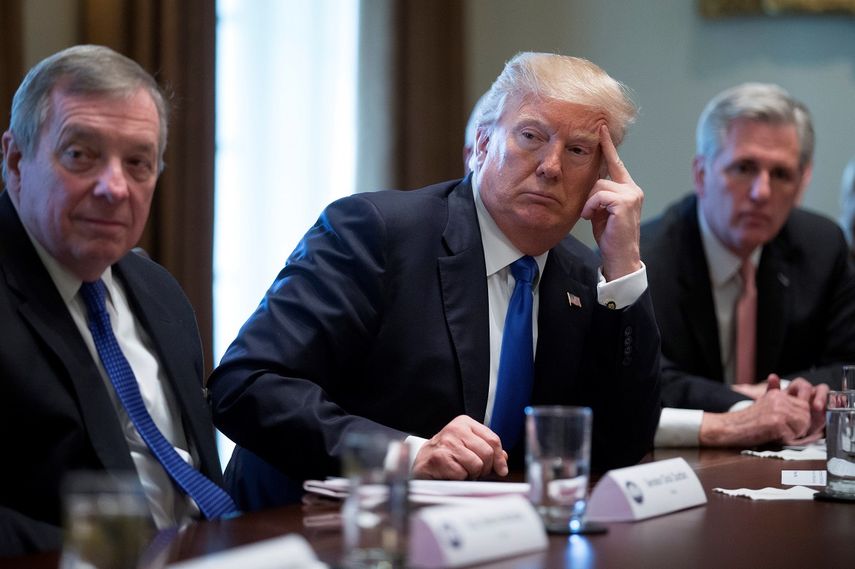 El presidente Donald&nbsp;Trump&nbsp;(c), participa en una reunión con unos 25 congresistas y senadores de ambos partidos en la Casa Blanca, en Washington, EEUU, el 9 de enero del 2018.