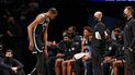 El alero de los Nets de Brooklyn Kevin Durant deja el juego tras lesionarse la rodilla en el ecuentro ante los Pelicans de Nueva Orleans el sábado 15 de enero del 2022.