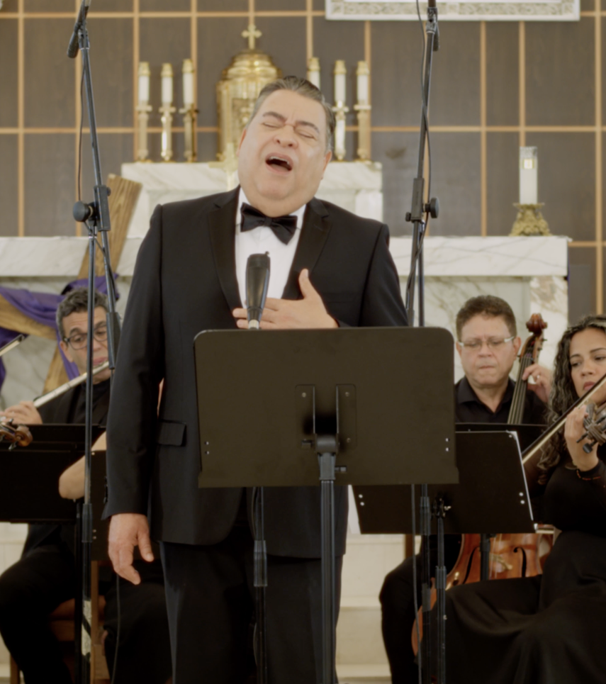 El tenor venezolano Eleazar Mora canta una conmovedora versión de La roca fría del Calvario.
