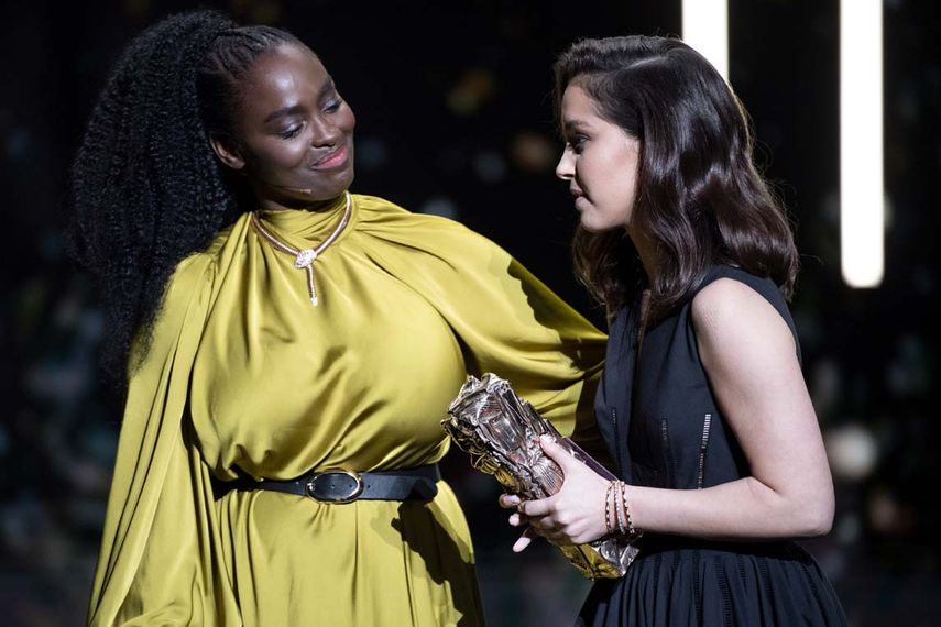 Lyna Khoudri y Aissa Maiga ganadora de la estatuilla por su papel en Papicha durante los Cesar Film Awards ceremony, realizados en el Salle Pleyel de Paris
