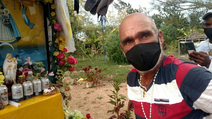 El pagador de promesas cubano camina por su hijo