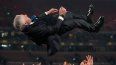 Los jugadores del Real Madrid lanzan por los aires al técnico Carlos Ancelotti tras la victoria ante Borussia Dortmund en la final de la Liga de Campeones, el sábado 1 de junio de 2024, en Londres.&nbsp;