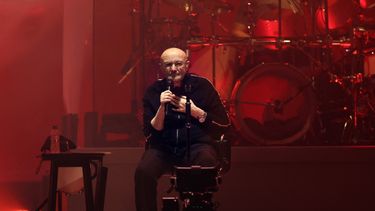 El cantante británico Phil Collins se presenta en el escenario durante la gira The Last Domino de la banda de rock británica Genesis en el estadio Paris La Defense, en Nanterre, noreste de Francia, el 16 de marzo de 2022.&nbsp;