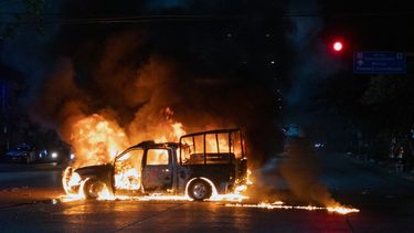 Un vehículo fue retenido e incendiado por estudiantes de la Escuela Normal Rural Isidro Burgos de Ayotzinapa, en el estado de Guerrero, durante una protesta.