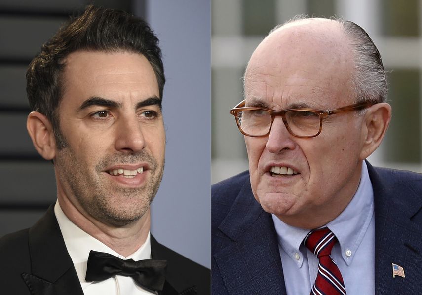 Sacha Baron Cohen y el exalcalde de Nueva York Rudy Giuliani. Escena de Borat 2 muestra a Giuliani en situación incómoda en un hotel en Nueva York.