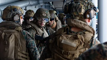 Soldados de la Marina de Estados Unidos&nbsp; a bordo del USS Tripoli (LHA 7) llegaron al área de responsabilidad del Comando Central de EE. UU., el 27 de marzo.