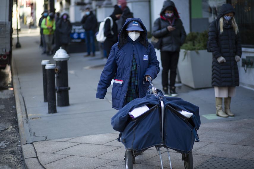 Un empleado del Servicio Postal en Nueva York.