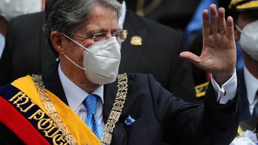 El nuevo presidente de Ecuador, Guillermo Lasso, luce la banda presidencial después de la ceremonia de toma de posesión frente a la Asamblea Nacional en Quito, Ecuador, el lunes 24 de mayo de 2021.&nbsp;