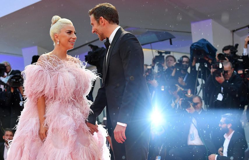 Lady&nbsp;Gaga y Bradley&nbsp;Cooper&nbsp;llegan al estreno de la cinta A Star is Born en el 75º Festival Internacional de Cine de Venecia.