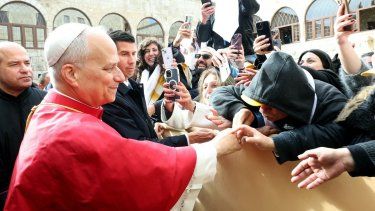 Foto distribuido por la Presidencia libanesa el 1 de diciembre de 2025 muestra al Papa León XIV recibido por los fieles durante su visita a la tumba de San Charbel Makhlouf o Mar Charbel en árabe, un monje y sacerdote maronita libanés, en el monasterio de San Marón en el pueblo montañoso de Annaya, al norte de la capital Beirut el 1 de diciembre de 2025. &nbsp;