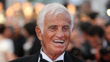 En esta fotografía de archivo tomada el 17 de mayo de 2011, el actor francés Jean-Paul Belmondo posa en la alfombra roja antes de una ceremonia en su honor y la proyección de The Beaver presentada fuera de competencia en el 64 ° Festival de Cine de Cannes en Cannes, en el sur Francia.&nbsp;