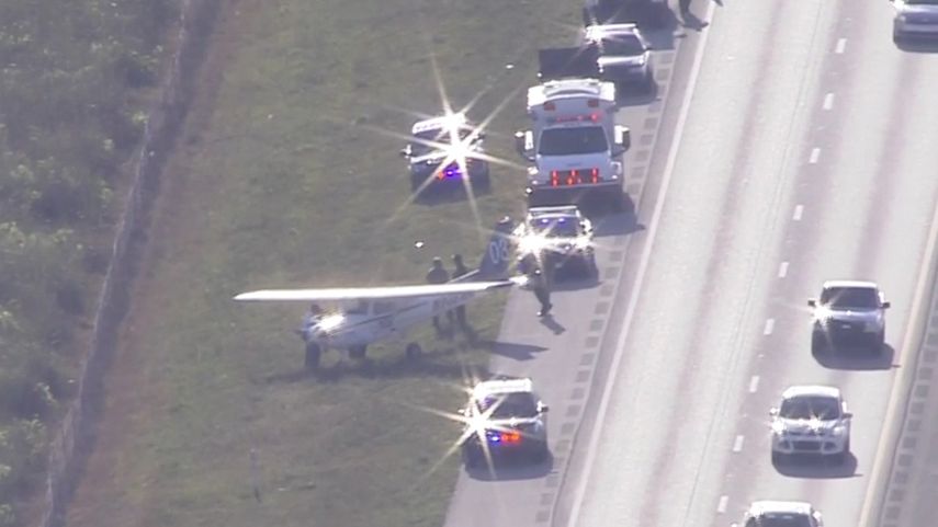 Vista de la avioneta que aterrizó este miércoles en la autopista I-75, el Florida.
