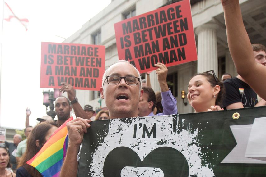 El dictamen del magistrado Hinkle, quien en agosto pasado anuló la prohibición del matrimonio homosexual en Florida por inconstitucional, se produce después de que la Fiscalía le pidiera que clarificara si todos los condados podían emitir licencias de