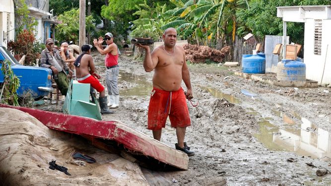 Un hombre camina por una calle cubierta de barro días después del paso del huracán Oscar en Guantánamo, Cuba, el 29 de octubre de 2024.