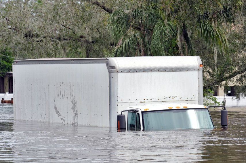 Un camión sumergido en las aguas por las inundaciones causada por el huracán Milton a lo largo del río Alafia el viernes 11 de octubre de 2024, en Lithia, Florida.