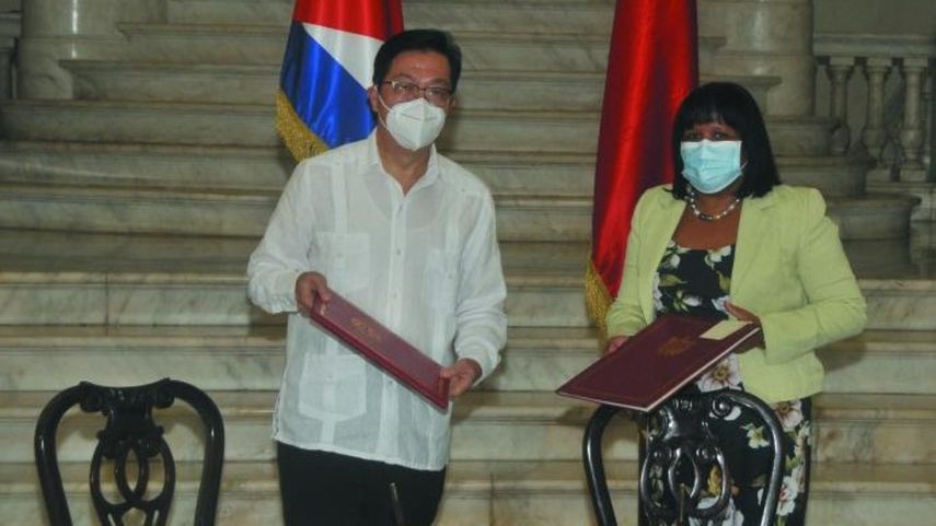 Firma del acuerdo de exención de visados entre China y Cuba.