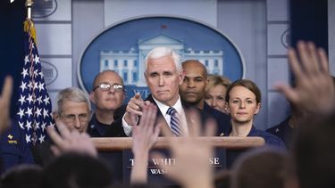 El vicepresidente Mike Pence da la palabra a un reportero durante una conferencia de prensa sobre el coronavirus en la sala de prensa en la Casa Blanca, el s&aacute;bado 15 de marzo de 2020 en Washington.&nbsp;
