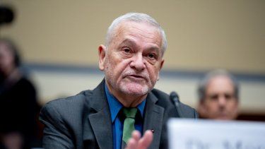 El Dr. David Morens habla durante una audiencia del Subcomité Selecto de la Cámara sobre la Pandemia de Coronavirus en el Capitolio el 22 de mayo de 2024 en Washington, DC.