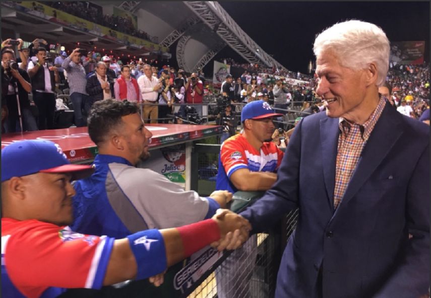 Clinton estuvo en Guadalajara, la noche del viernes, como invitado especial en la inauguración de la Serie del Caribe de béisbol.