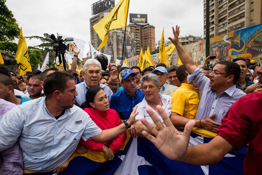 El presidente del Parlamento venezolano manifestó que militantes del PSUV dañaron las fachadas de las sedes con actos vandálicos, destacando que no detendrá sus actividades de calle
