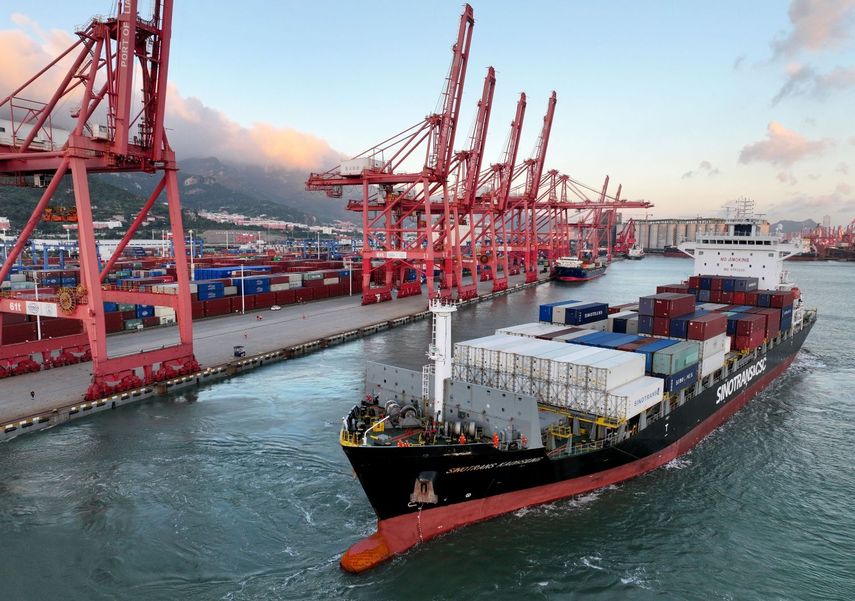 Un barco sale de un puerto en la provincia china de Jiangsu.