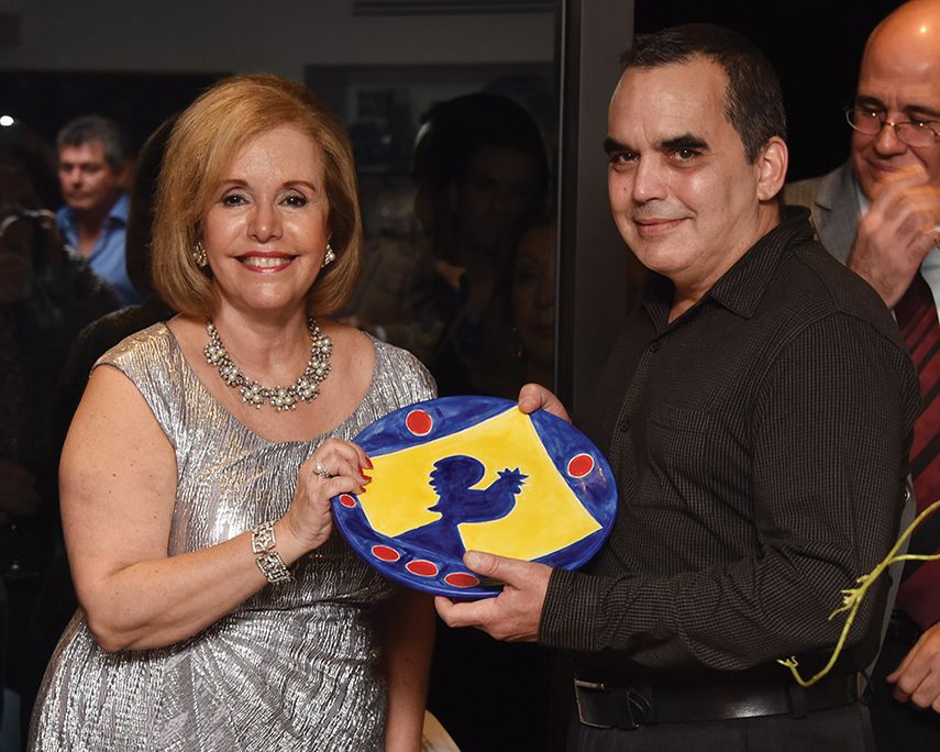 Jesús Hernández recibe el premio de manos de Aida Levitan, presidenta de ArtesMiami. (GISELLE SANTALUCCI). 