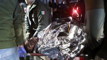 Paramédicos transportan a un migrante herido en un incendio en un centro de detención de migrantes en Ciudad Juárez, México, el martes 28 de marzo de 2023.&nbsp;