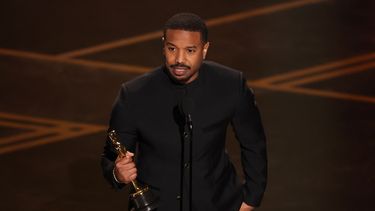 El actor estadounidense Michael B. Jordan recibe el premio al Mejor Actor Protagonista por Sinners en el escenario durante la 98.ª edición de los Premios de la Academia en el Dolby Theatre de Hollywood, California, el 15 de marzo de 2026.