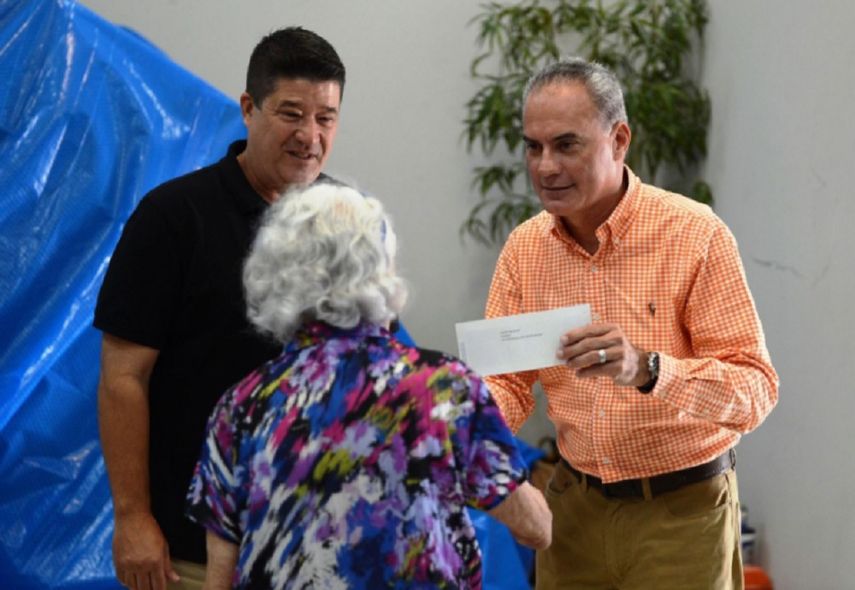 El legislador por el Distrito 4 de San Juan, Víctor Parés, junto al director de la Administración para el Desarrollo de Empresas Agropecuarias (ADEA), Robert Bradley Pérez, entregaron los vales por la cantidad de 100 dólares.