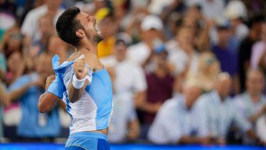 Novak Djokovic se desgarra la camiseta tras derrotar a Carlos Alcaraz en la final del Masters de Cincinnati, el domingo 20 de agosto de 2023, en Mason, Ohio.&nbsp;