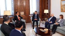 El presidente sirio, Bachar al Assad (3ro der.), conversa con el canciller del régimen de Nicolás Maduro, Jorge Arreaza (cen.), en Damasco, el 4 de abril de 2019.&nbsp;